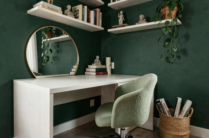 Bureau à domicile moderne avec bureau en chêne blanc, chaise en bouclé vert sauge et étagères murales décoratives